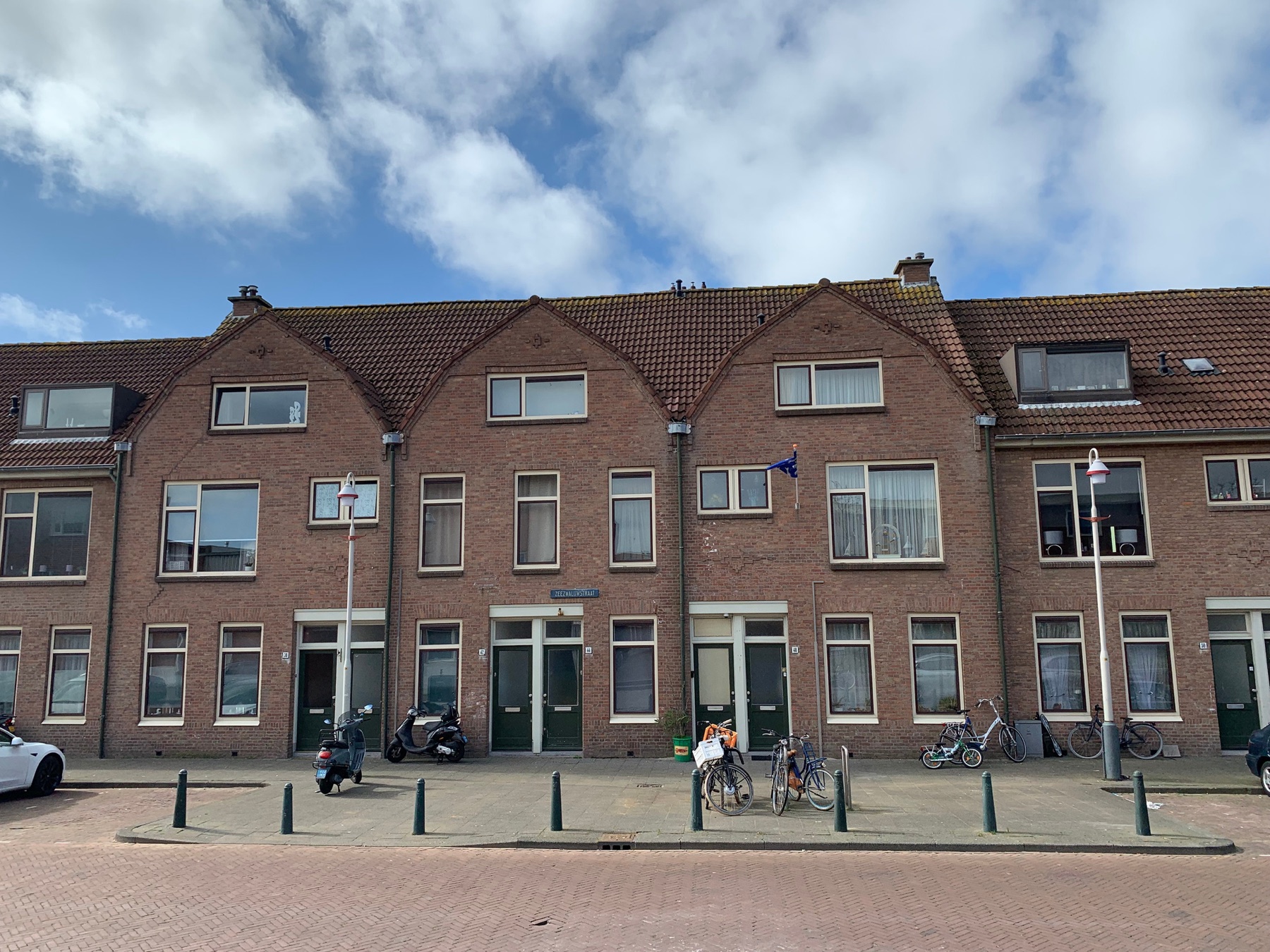 De karakteristieke historische gevels van de Zeezwaluwstraat in Duindorp