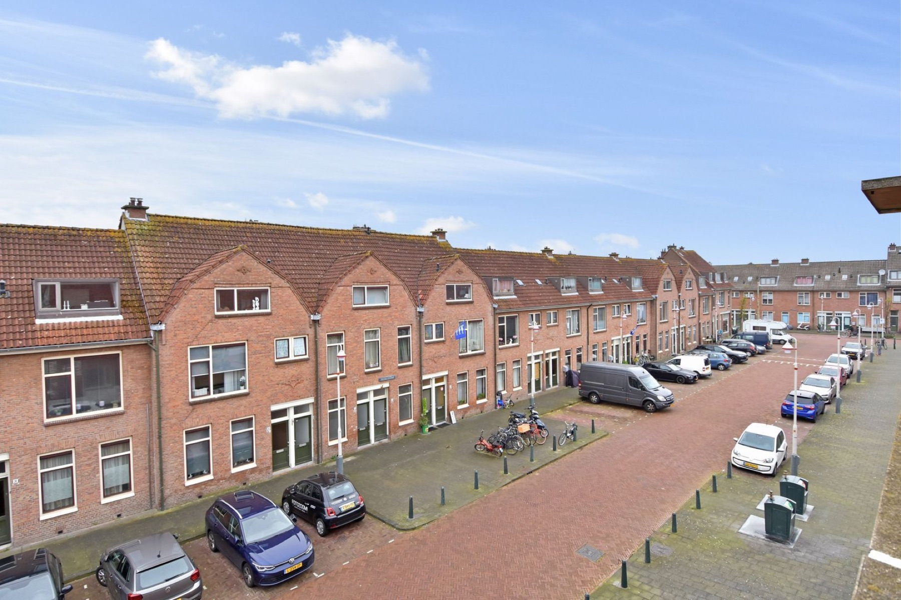 Luchtfoto van de Zeezwaluwstraat in Duindorp, Den Haag, met de karakteristieke honderd jaar oude gevels