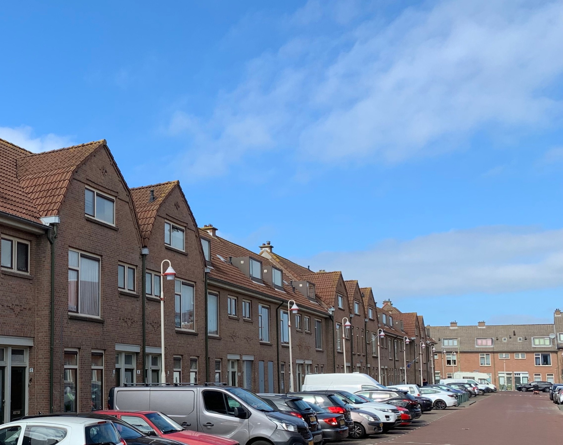 De Zeezwaluwstraat in Duindorp onder een blauwe lucht, vlak bij de duinen