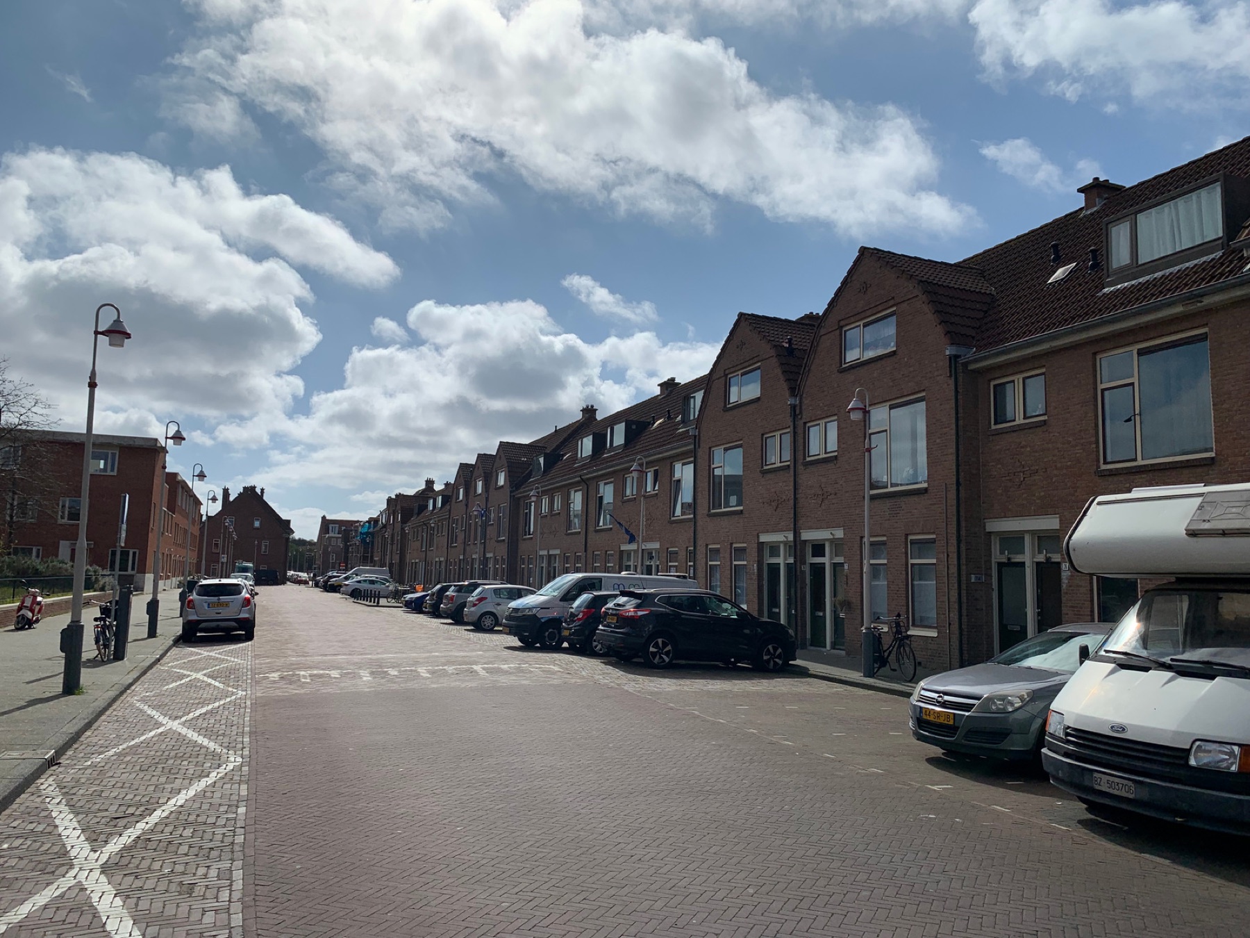 De Pluvierstraat in Duindorp onder een dramatische wolkenlucht